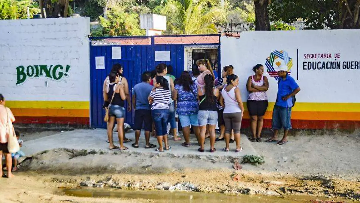 Acapulco - protesta por maestra en el cayaco